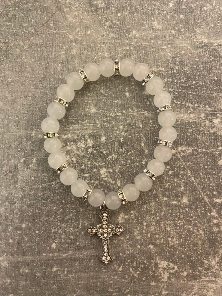 Elegantes Armband mit weißen Perlen und Kreuz-Anhänger – Unisex
