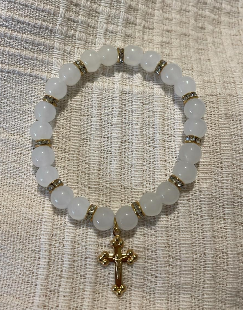 Elegantes Armband mit weißen Perlen & vergoldetem Kreuz