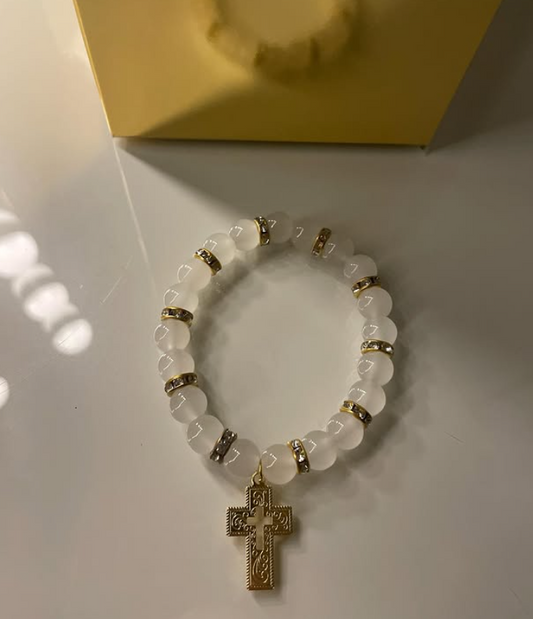 Weiß/Goldenes Perlenarmband mit Kreuz